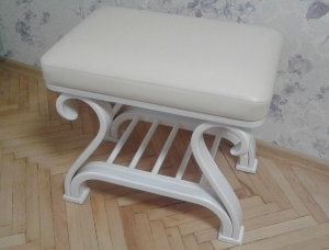 Малая белая деревянная банкетка со светлым сиденьем Ширина: 53 см. 
Глубина: 36 см 
Высота сиденья 45 см, 