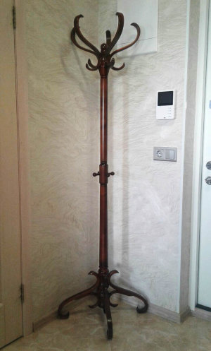 Коричневая вешалка напольная деревянная 5 рожковая​ Материал вешалки - БУК, шпонированный дубом
цвет коричневый, тон средний.​

Высота - 188 см.